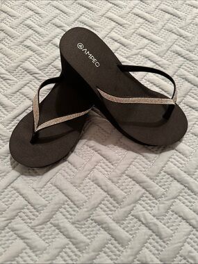 Gorgeous Black Wedge Flip Flops with Rhinestone Straps Sz 8